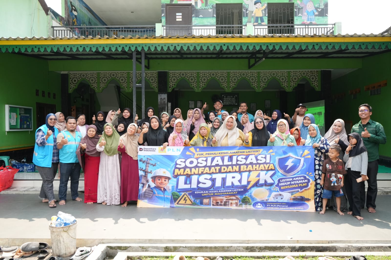 Tingkatkan Kesadaran Keselamatan Ketenagalistrikan, PLN UP2B Jakban Edukasi Warga Sekitar SUTET di Pondok Petir