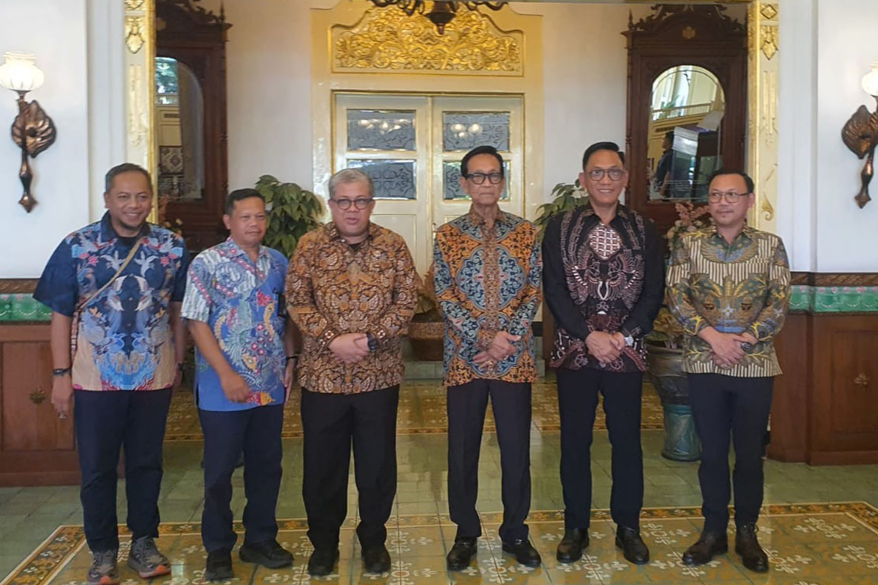 Wakil Menteri Perumahan dan Kawasan Permukiman (PKP) Fahri Hamzah bertemu Gubernur DIY Sri Sultan Hamengku Buwono X membahas transformasi perkotaan nasional.