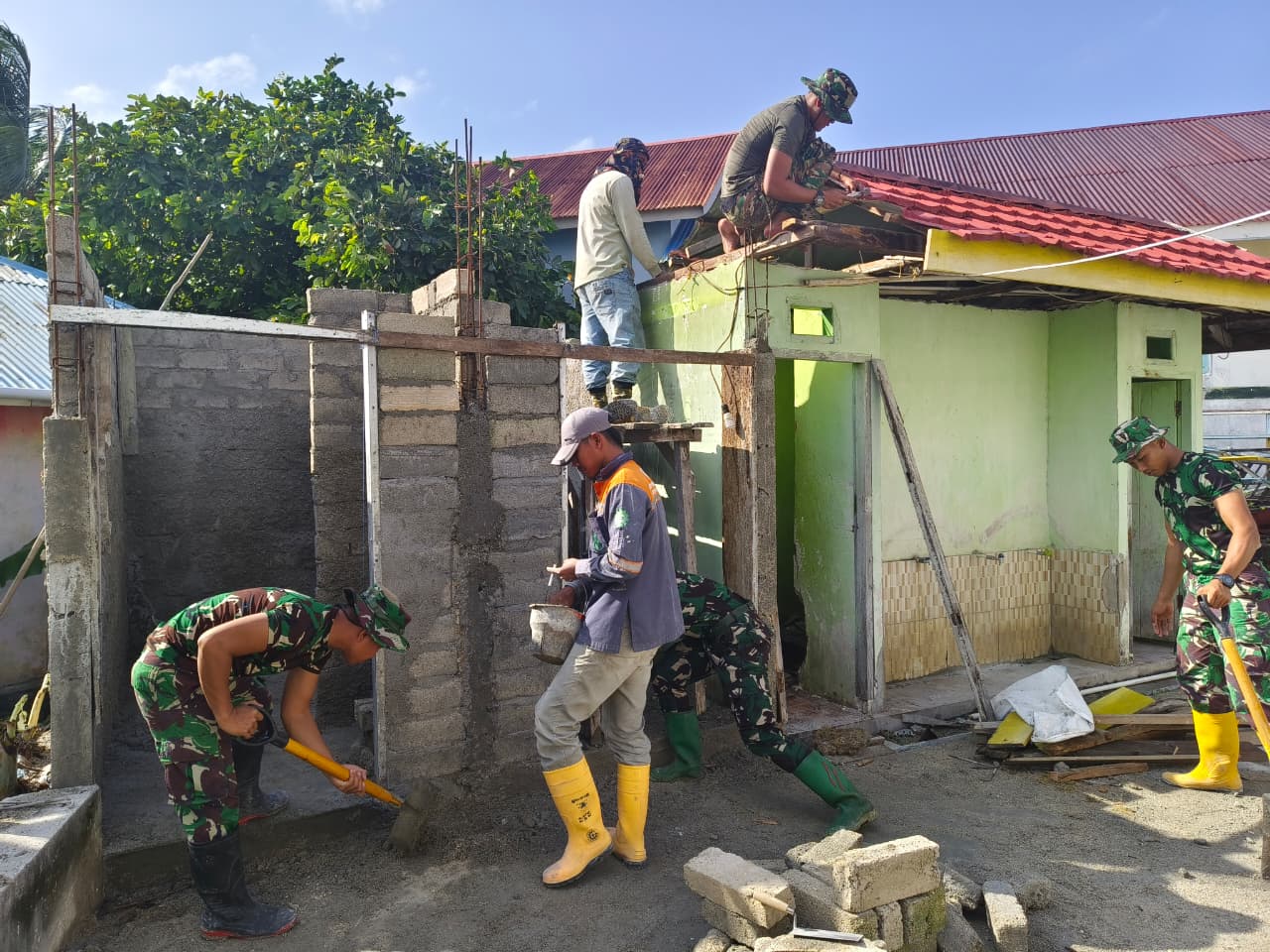Pemasangan Cor Sloof Atas MCK Masjid Quba Tandai Kemajuan Pembangunan TMMD Ke-129 di Desa Umbele