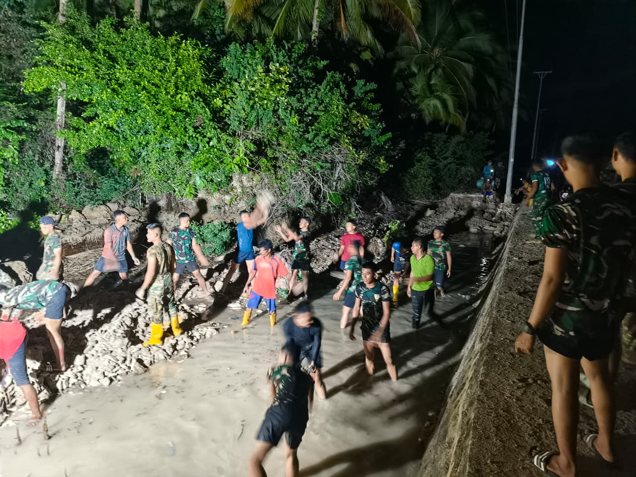 Satgas TMMD Ke-129 Kodim 1311/Morowali Lembur Bersama Warga Kumpulkan Material Lokal di Pesisir Pantai Umbele