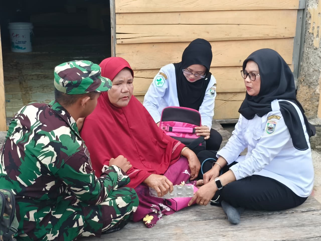 Personil Satgas TMMD bersama Puskesmas Umbele Laksanakan Pengobatan Door to Door bagi Warga di Lokasi TMMD Ke-129