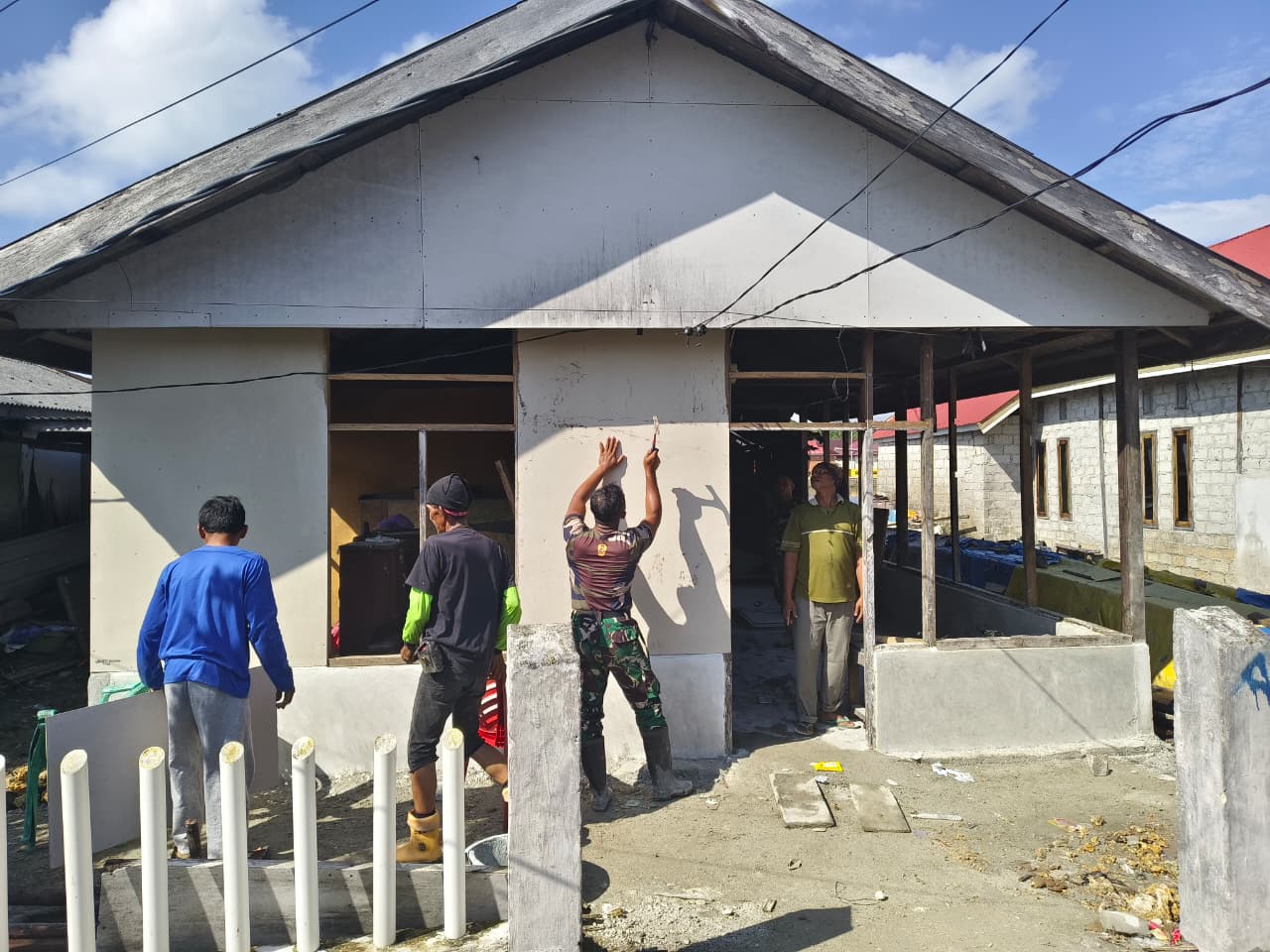 Pemasangan Dinding Kalsiboard Tandai Kemajuan Renovasi RTLH TMMD Ke-129 di Desa Umbele Lama