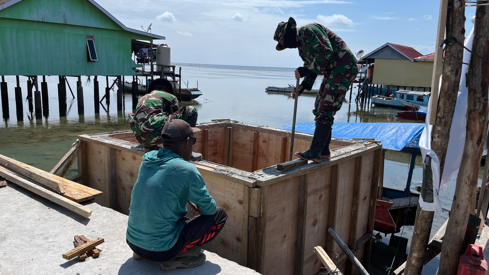Pembongkaran Papan Mal Tandai Kemajuan Pembangunan Manunggal Air Bersih TMMD Ke-129 di Desa Umbele