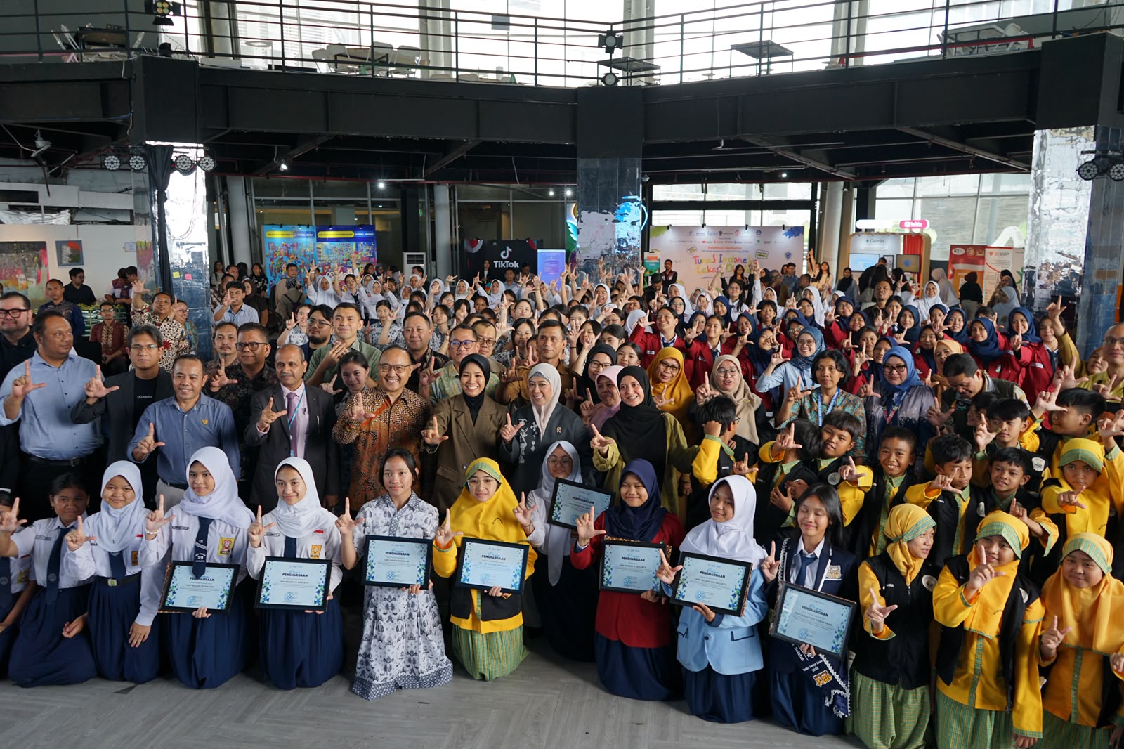 Komdigi Perluas Edukasi Pengasuhan Digital, Buku Saku PP TUNAS Hadir dalam 20 Bahasa Daerah