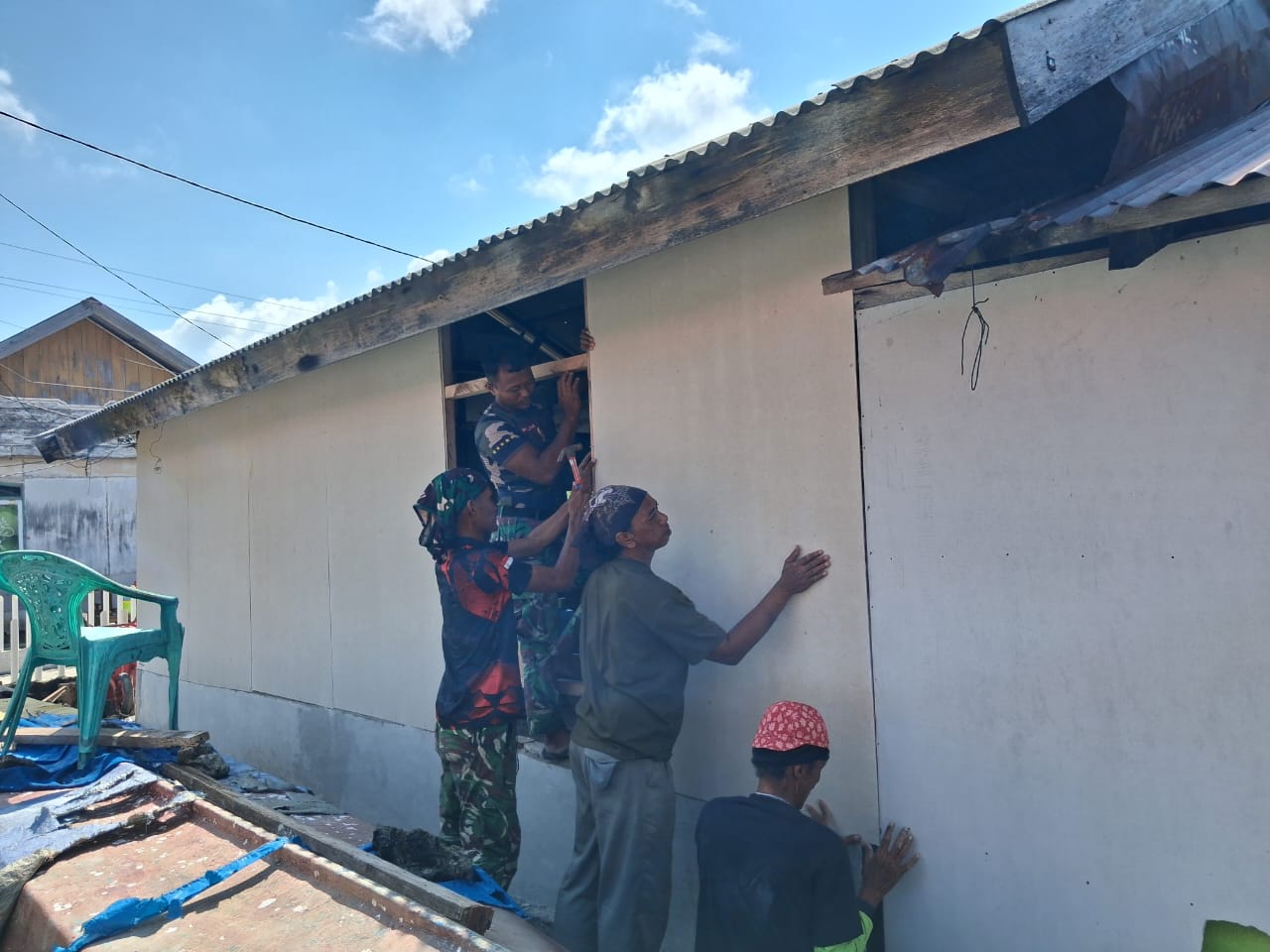 Pemasangan Kalsiboard Tandai Progres Renovasi RTLH Milik Bapak Suhardin di Desa Umbele Lama