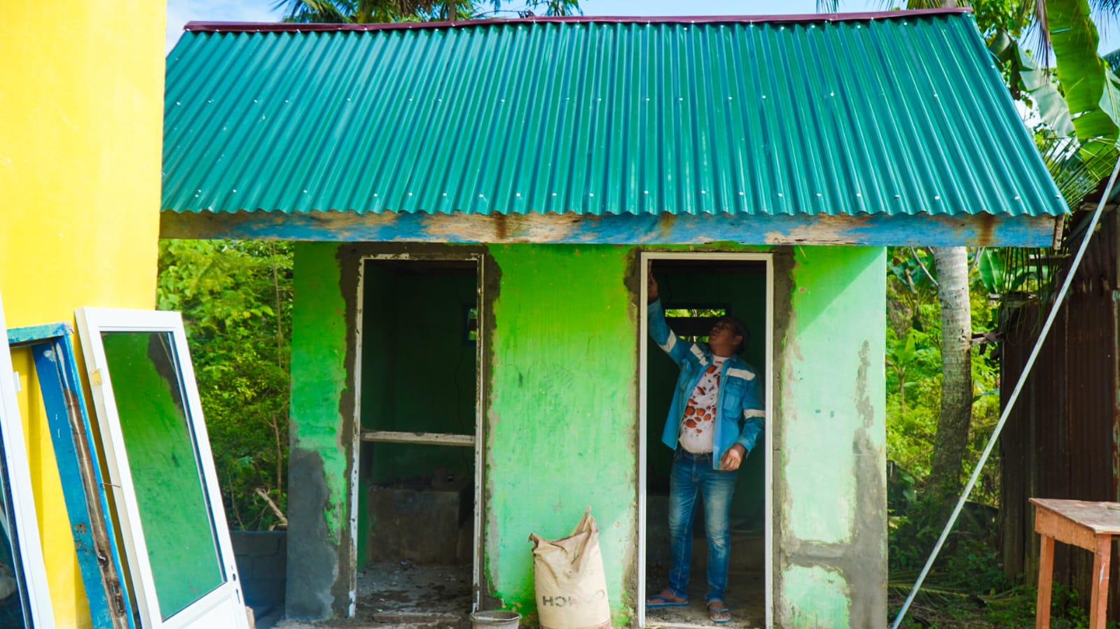 Pemasangan Atap Tandai Kemajuan Pembangunan MCK SDN Pulau Dua dalam Program TMMD Ke-129