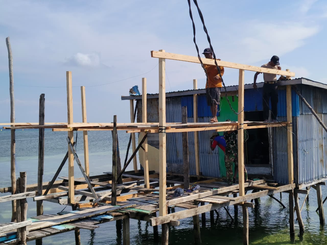 Pemasangan Tiang Rumah Tandai Kemajuan Renovasi RTLH Milik Ibu Samsia di Desa Umbele