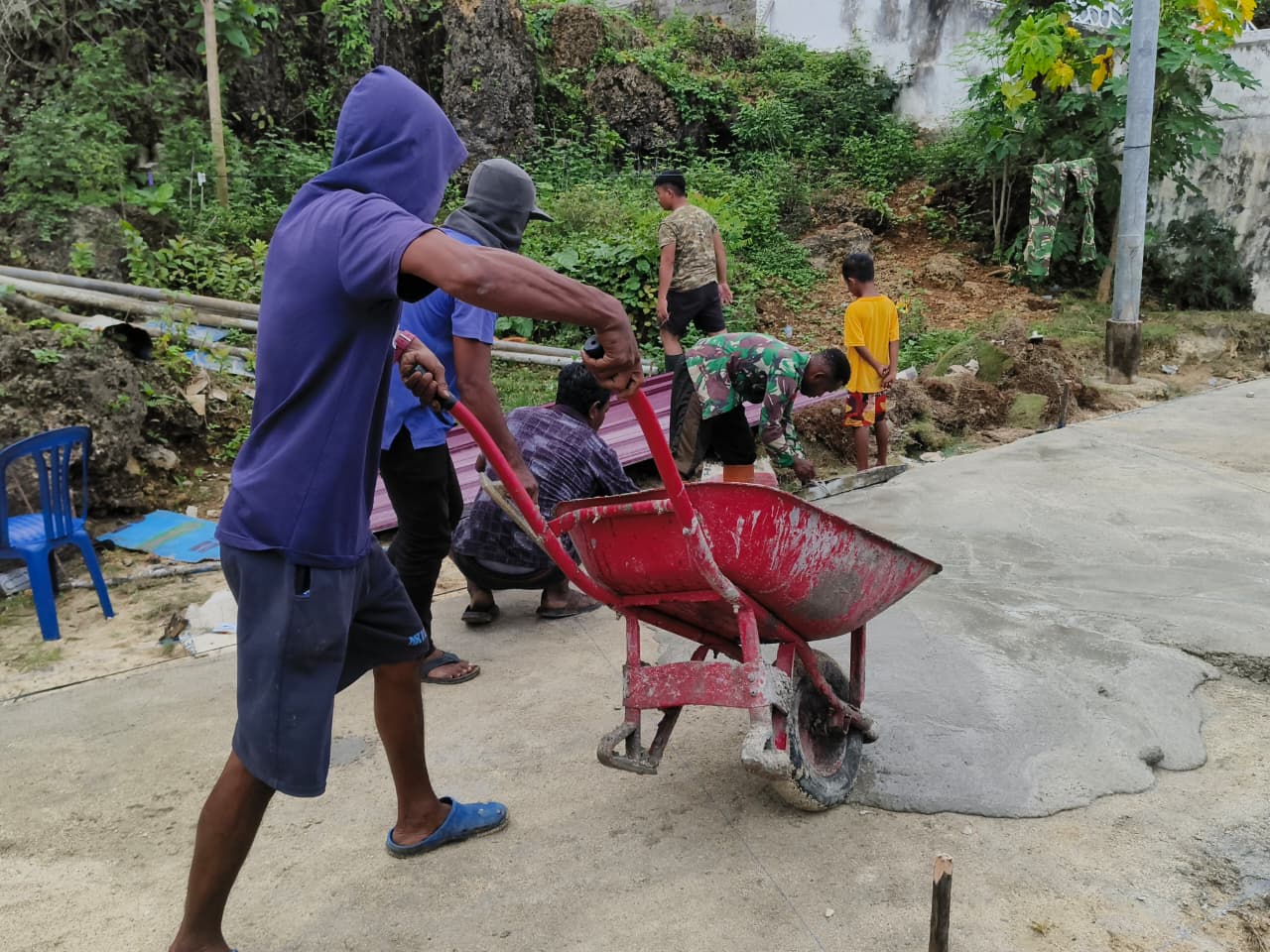 TMMD Ke-129 Kodim 1311/Morowali Kebut Pengecoran Jalan Beton, Warga Antusias Bergotong Royong pada Minggu.