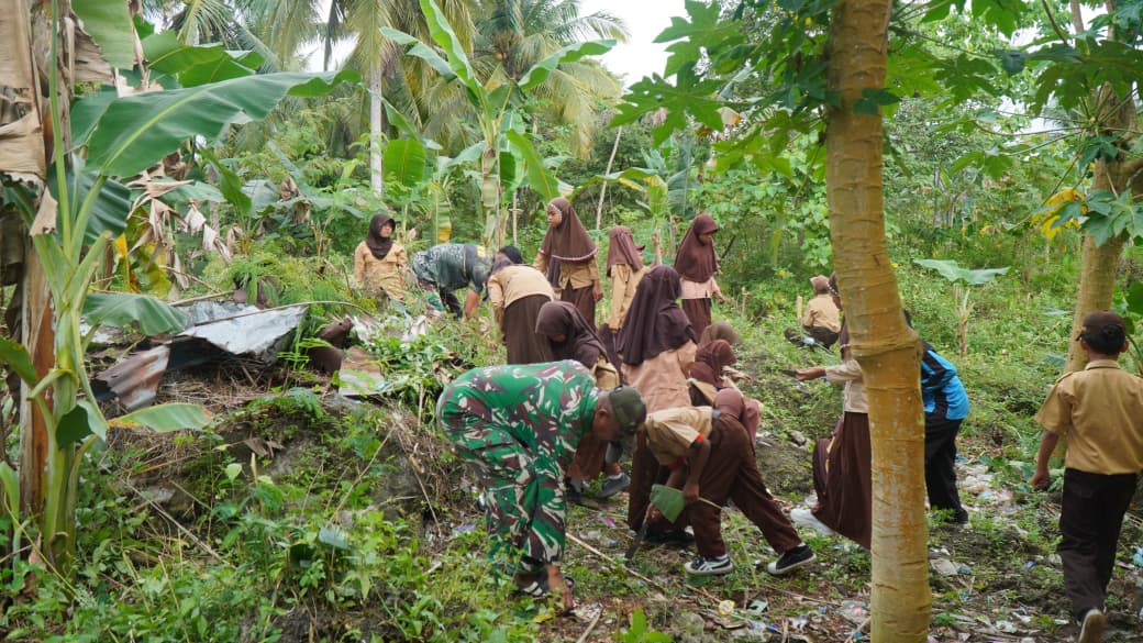 Kerja Bakti Satgas TMMD dan Siswa SDN Umbele Wujudkan Lingkungan Sekolah Bersih dan Nyaman