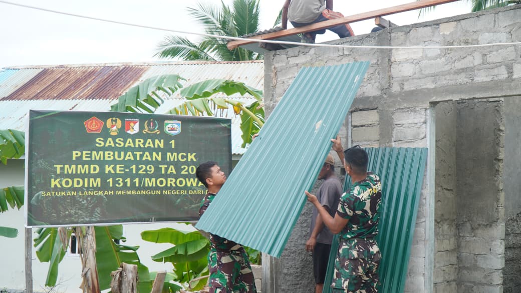 Pemasangan Atap Seng Tandai Kemajuan Pembangunan MCK Masjid Quba Desa Umbele