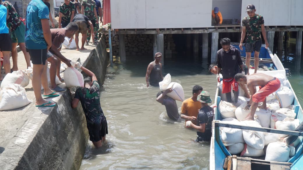 Satgas TMMD dan Warga Gotong Royong Muat Pasir untuk Percepat Pembangunan Rabat Jalan Beton