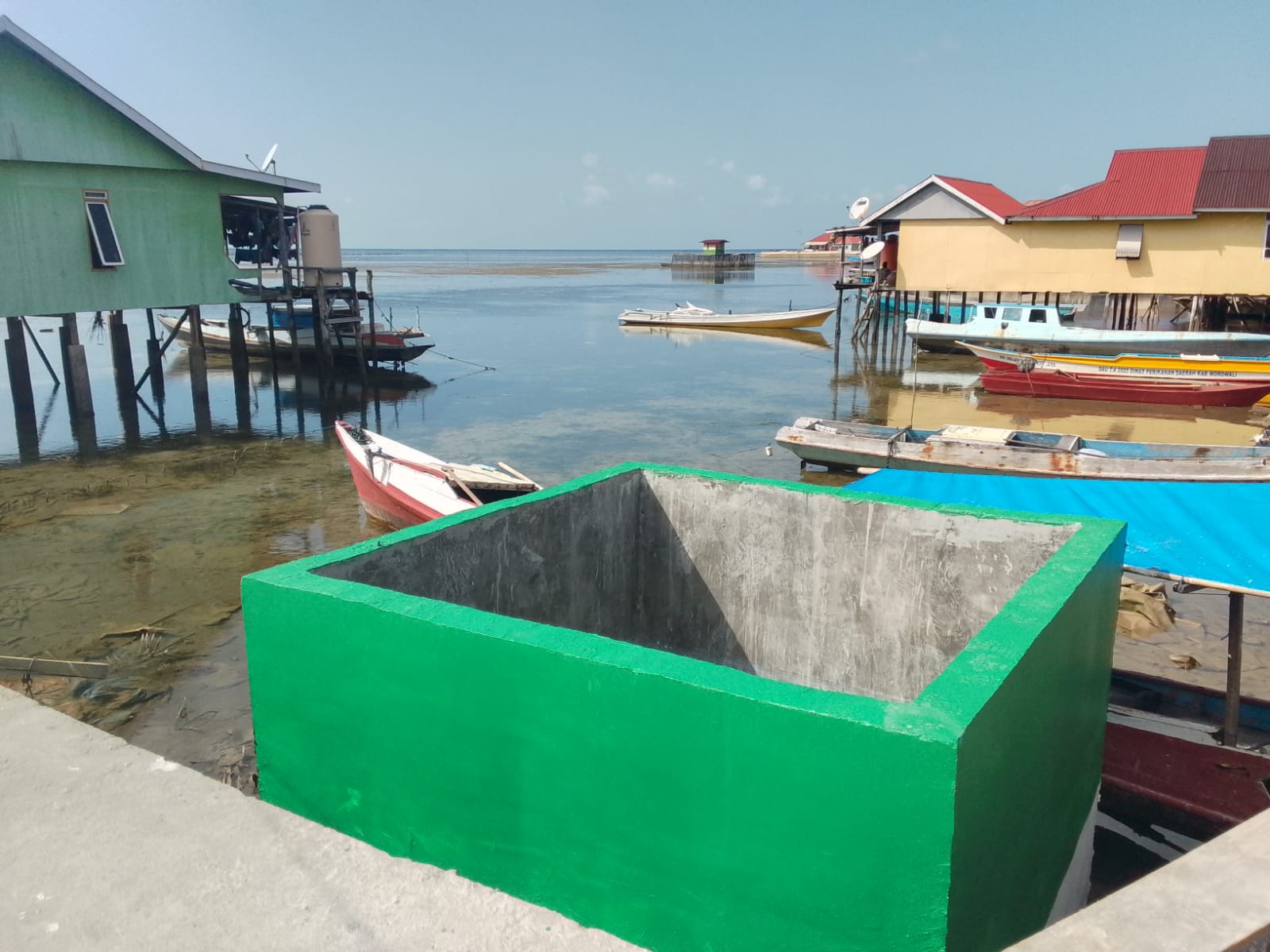 Pengecatan Bak Penampungan Air Manunggal Air di Desa Umbele Terus Dilanjutkan