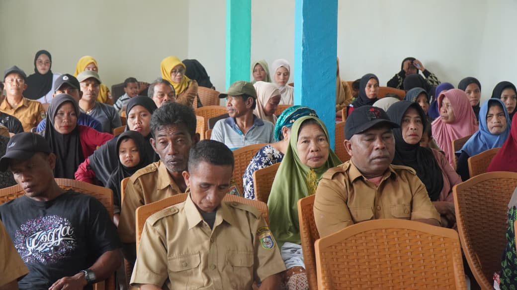 Ibu-Ibu dan Bapak-Bapak Desa Polewali Antusias Ikuti Penyuluhan Kesehatan dan Pencegahan Stunting