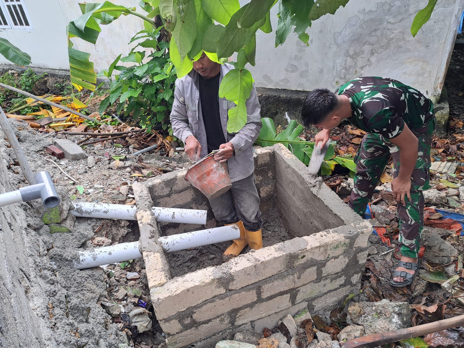 Satgas TMMD Ke-129 Bangun sepiteng MCK Masjid Quba Desa Umbele