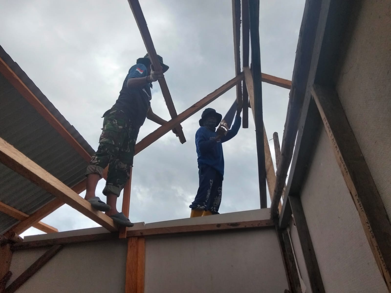 Renovasi RTLH Milik Bapak Nardianto di Desa Polewali Memasuki Tahap Pemasangan Atap dan Dinding Kalsiboard