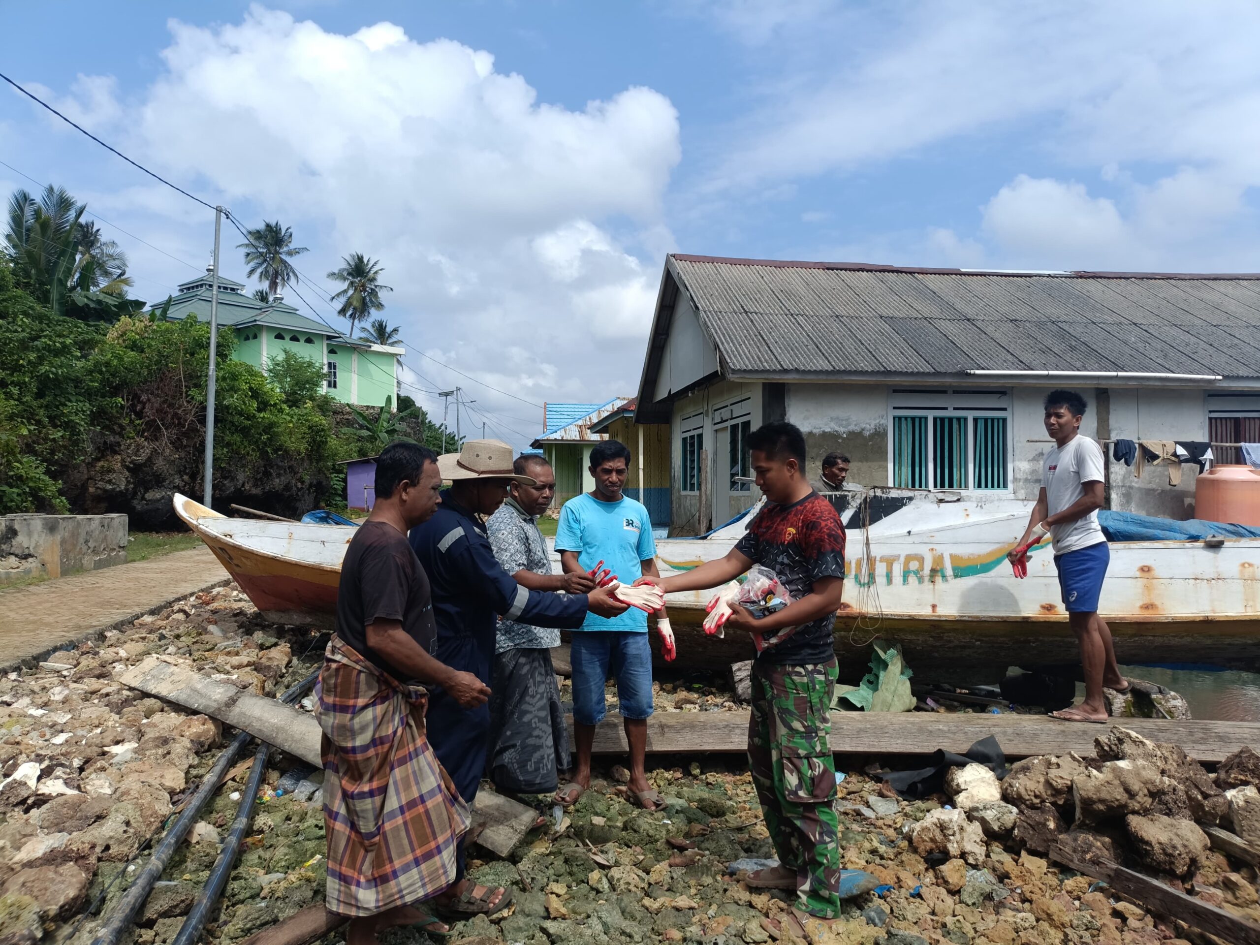 Utamakan Keselamatan Kerja, Satgas TMMD Bagikan Sarung Tangan kepada Warga Saat Pengecoran Rabat Beton