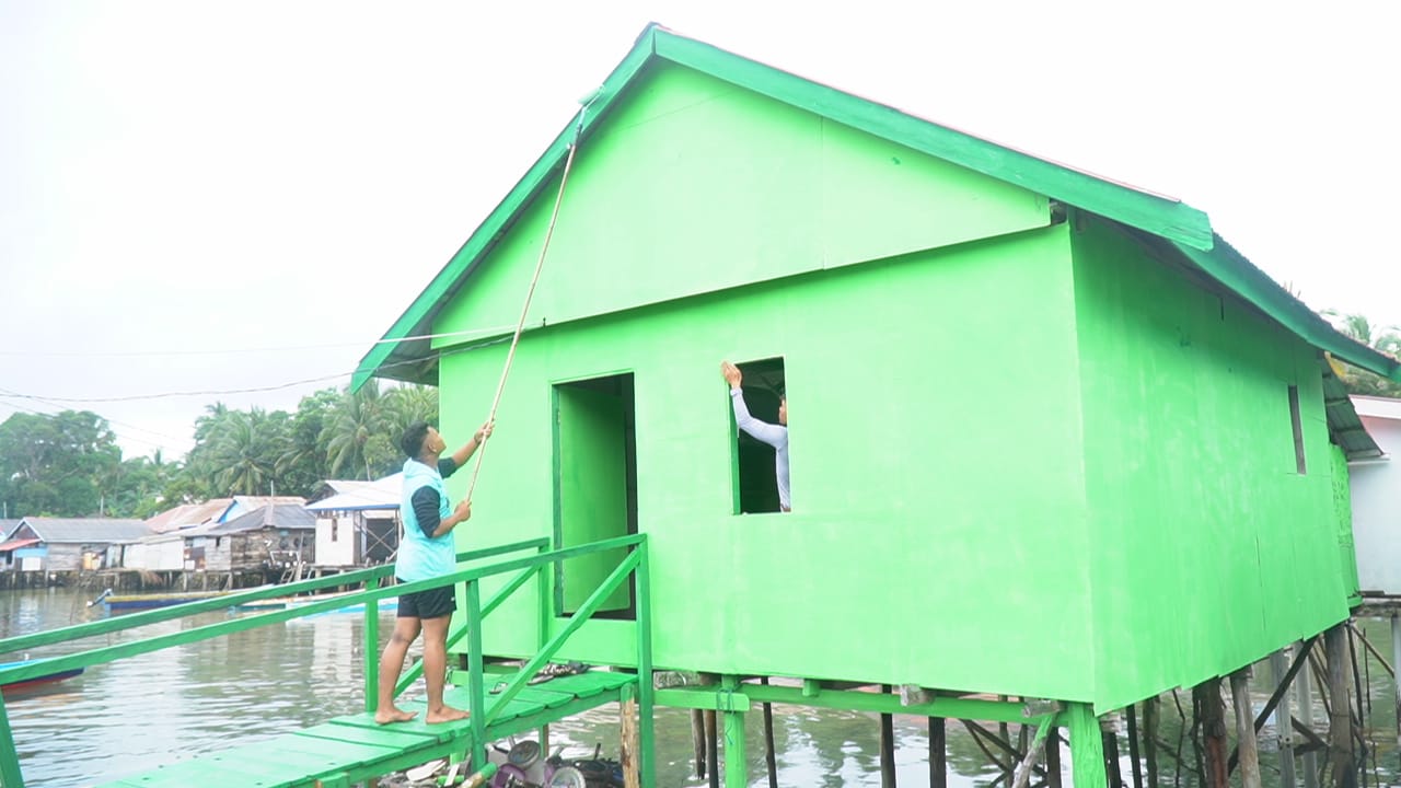 Percantik Hasil Renovasi, Satgas TMMD Laksanakan Pengecatan Ulang RTLH Milik Ibu Salawiyah