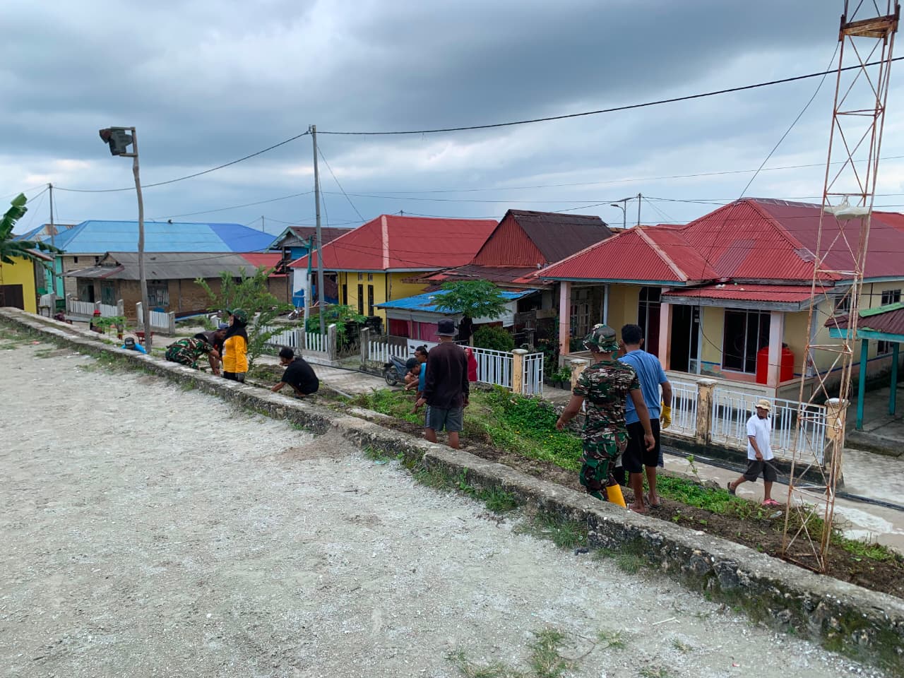 Semangat Gotong Royong Satgas TMMD dan Warga Bersihkan Lingkungan Desa Umbele