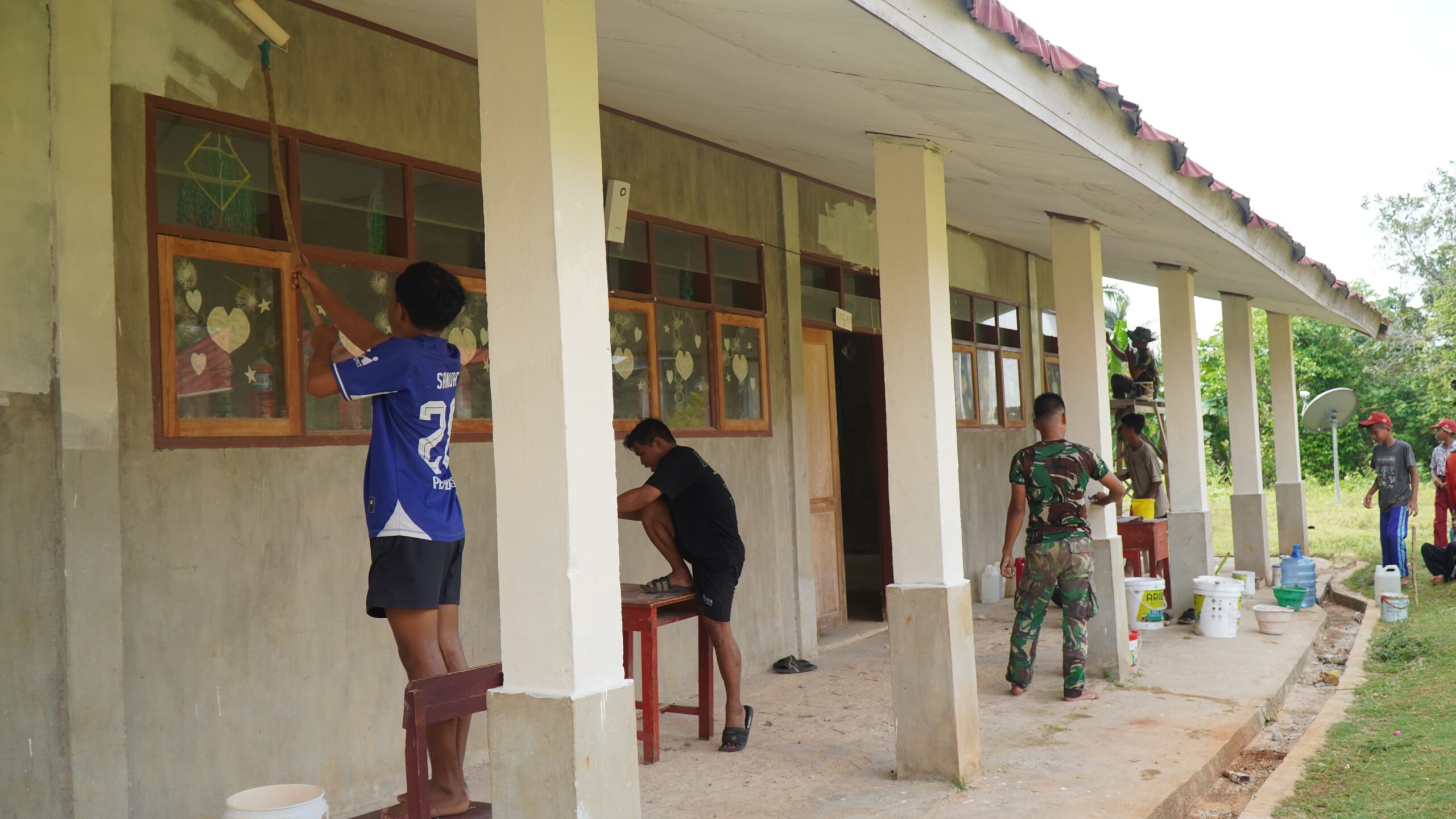 Satgas TMMD Bersama Warga, Guru, dan Siswa Laksanakan Pengecatan Ruang Kelas SMP Negeri Bungku Selatan