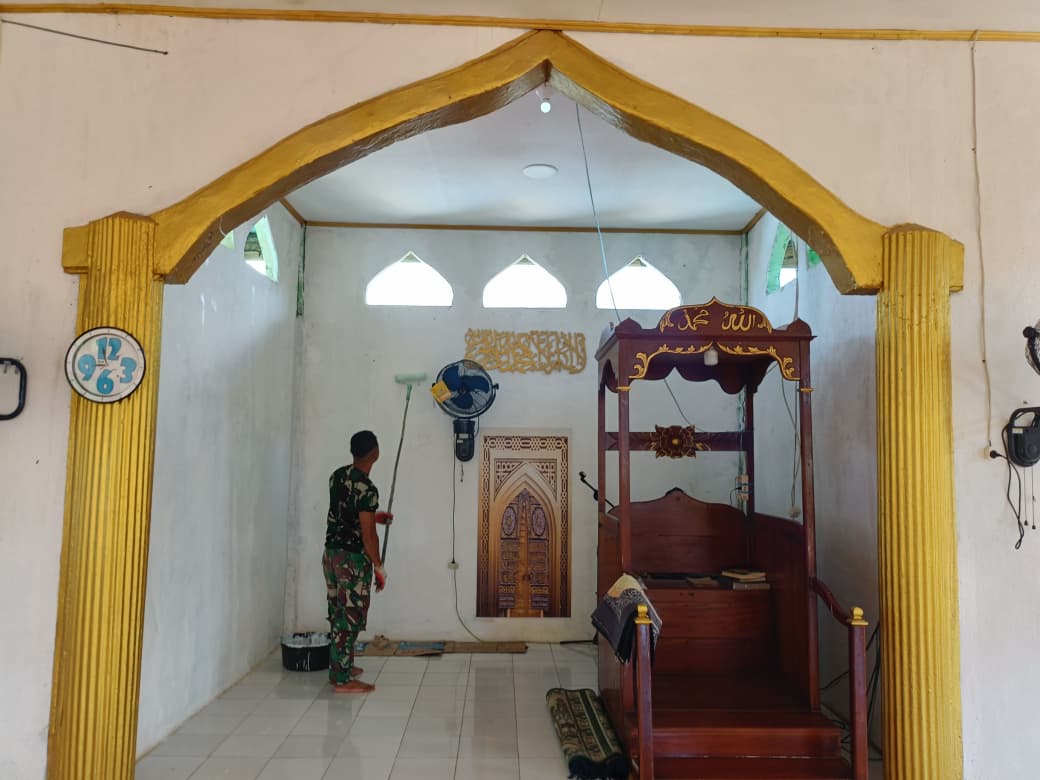 Pengecatan Masjid di Desa Polewali Terus Dikerjakan Satgas TMMD Ke-129