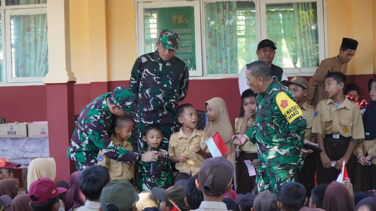 Wairjenad Tinjau Rehab Ruang OSIS dan Tatap Muka Bersama Pelajar di Kepulauan Umbele