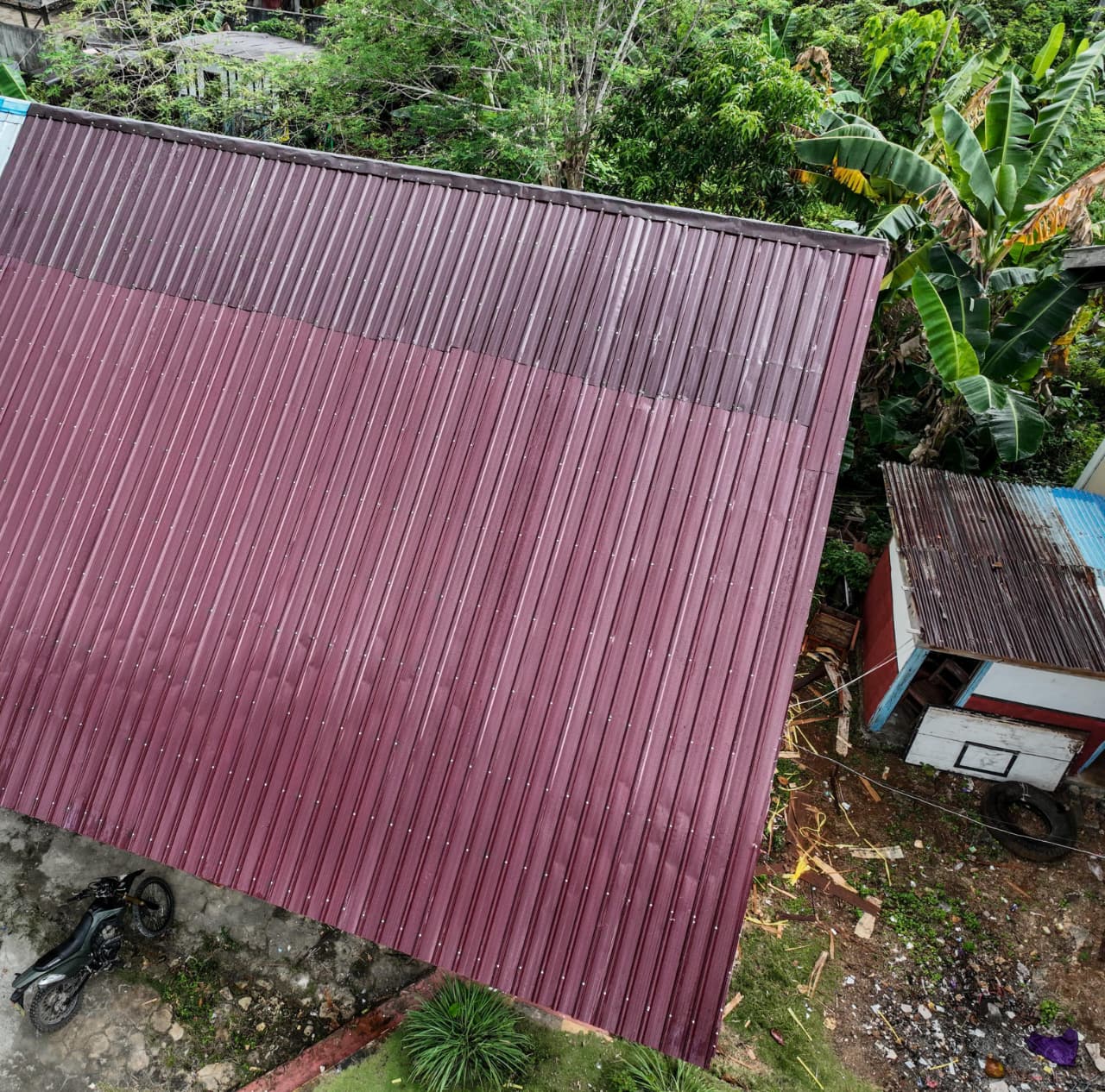 Pemasangan Atap Seng dan Plafon SMP Negeri 2 Bungku Selatan Rampung