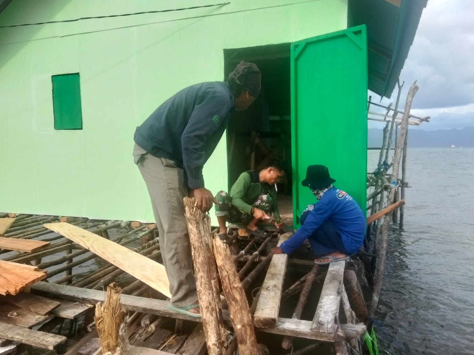 Renovasi RTLH Bapak Nardianto Memasuki Tahap Pemasangan Lantai Teras Rumah