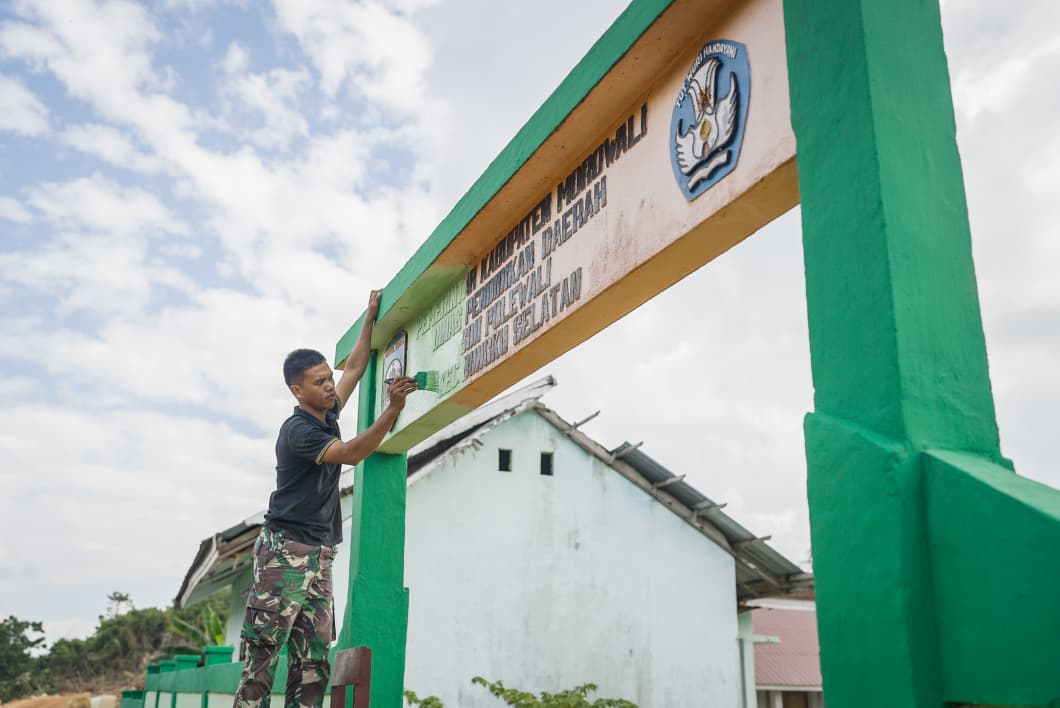 Satgas TMMD Laksanakan Pengecatan Papan Nama SD Negeri Polewali