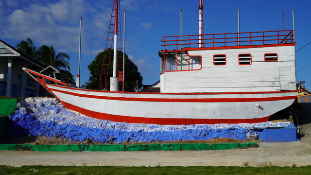 Pengecatan Miniatur Perahu Kayu di Desa Umbele Telah Selesai