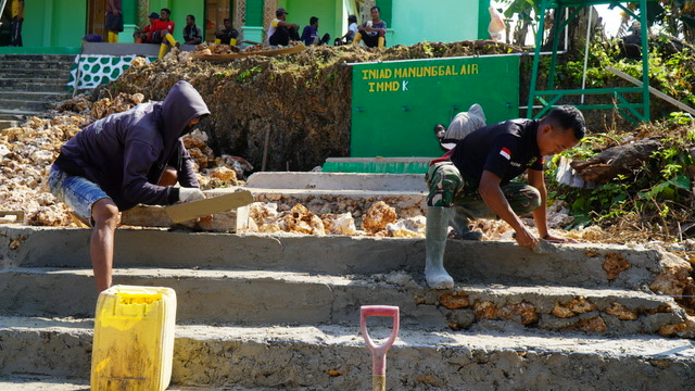 Pekerjaan Halaman Manunggal Air Bersih Masjid Desa Polewali Terus Dikebut Jelang Penutupan TMMD