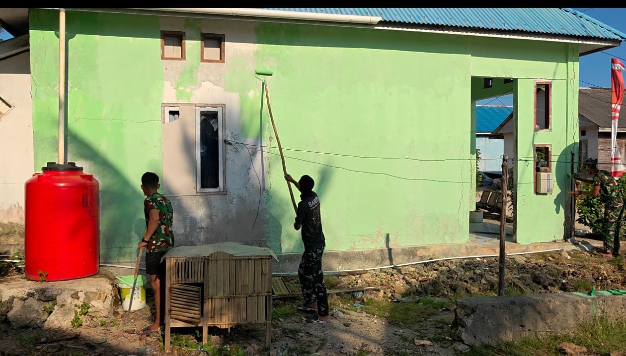 Di Luar Sasaran TMMD, Satgas Bantu Pengecatan Pustu Desa Polewali