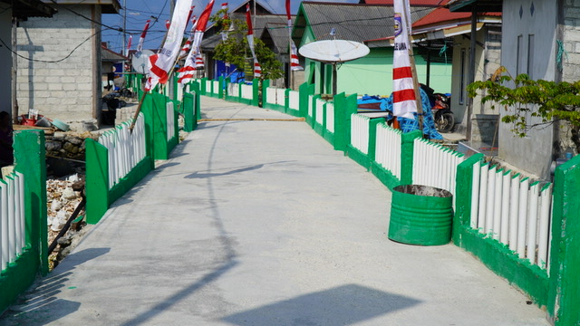 Pengecatan Pagar Empat Desa Kepulauan Umbele Rampung, Lingkungan Semakin Rapi dan Indah