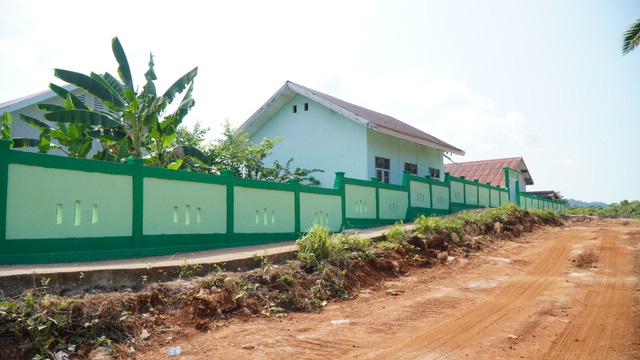 Pengecatan Pagar SDN Polewali Rampung, Kepala Sekolah Sampaikan Apresiasi kepada Satgas TMMD