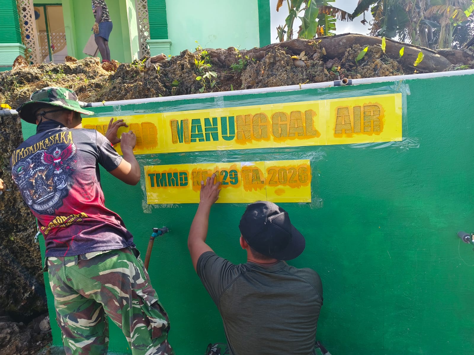 Stiker Program Manunggal Air Bersih Dipasang pada Bak Penampungan Air TMMD ke-129