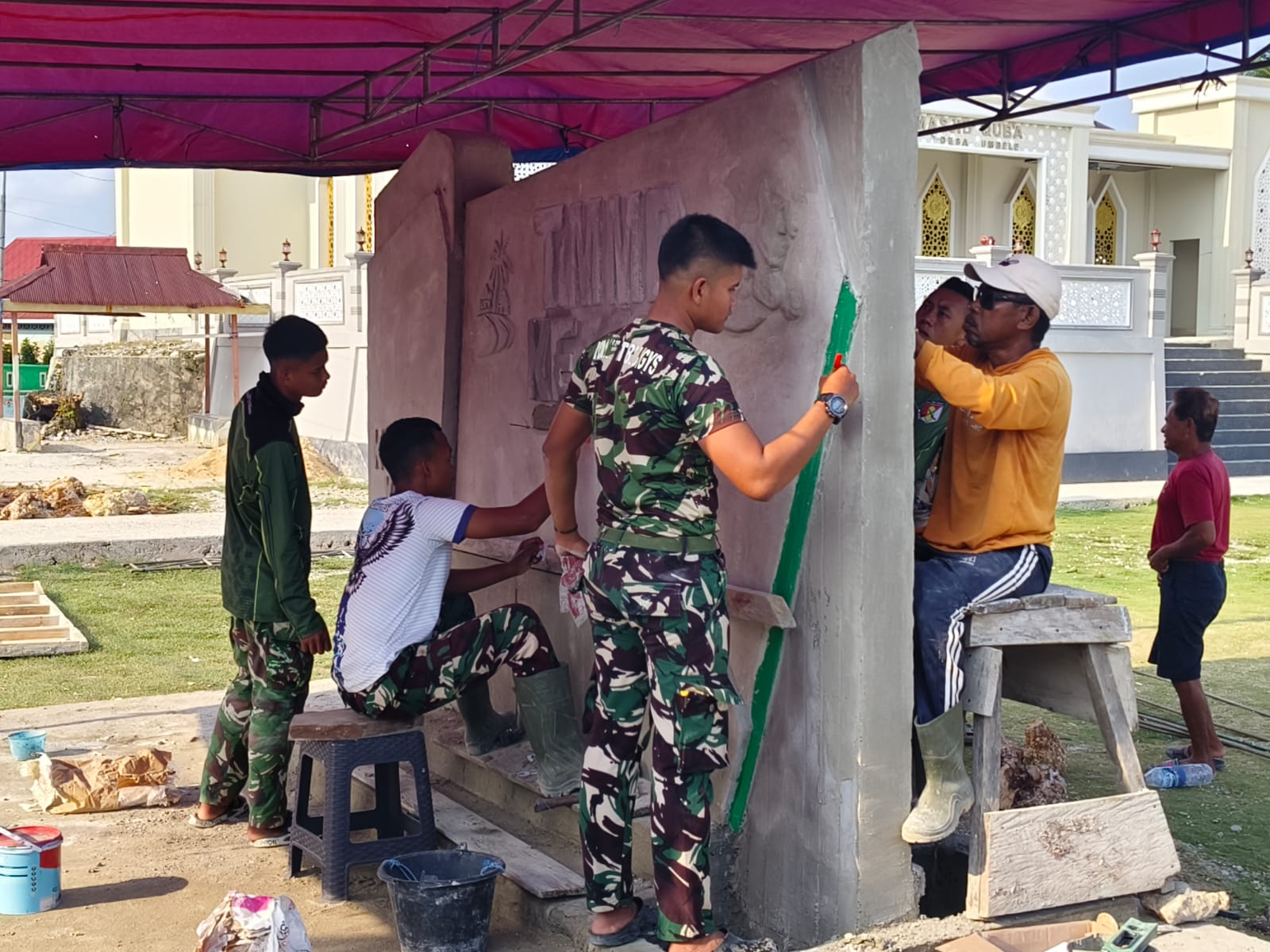 Satgas TMMD Bersama Masyarakat Bangun Gapura TMMD