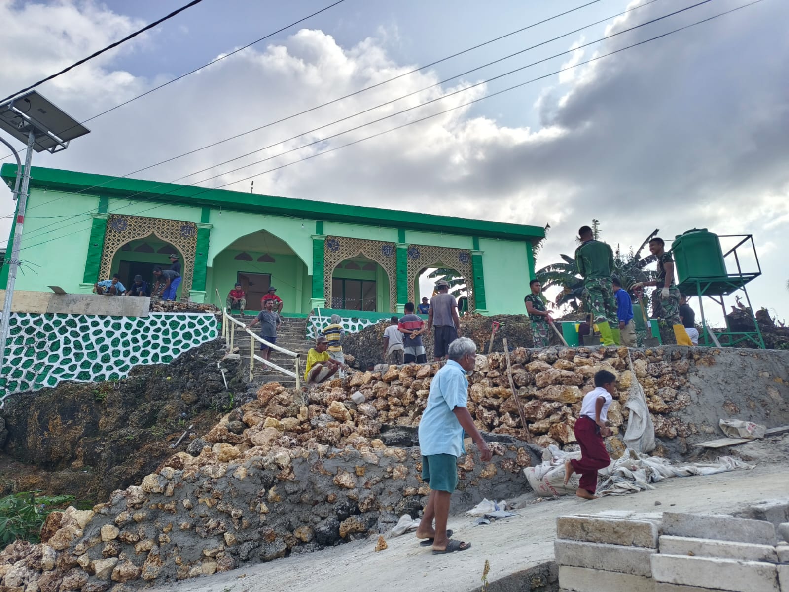 Satgas TMMD Bantu Pengecoran Lantai Masjid di Luar Sasaran TMMD