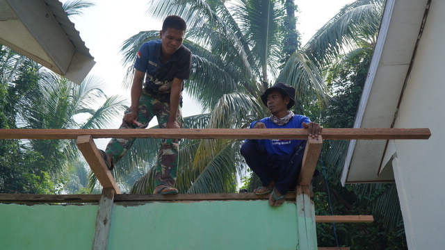 Satgas TMMD Bantu Renovasi MCK di SDN Polewali