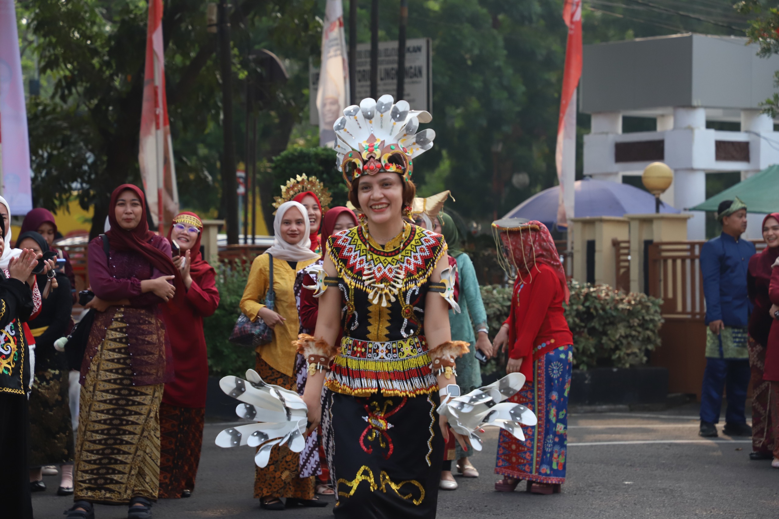 Semangat kemerdekaan mewarnai upacara HUT ke-81 Republik Indonesia yang diikuti seluruh pegawai Kantor Pertanahan Kabupaten Banyuasin.