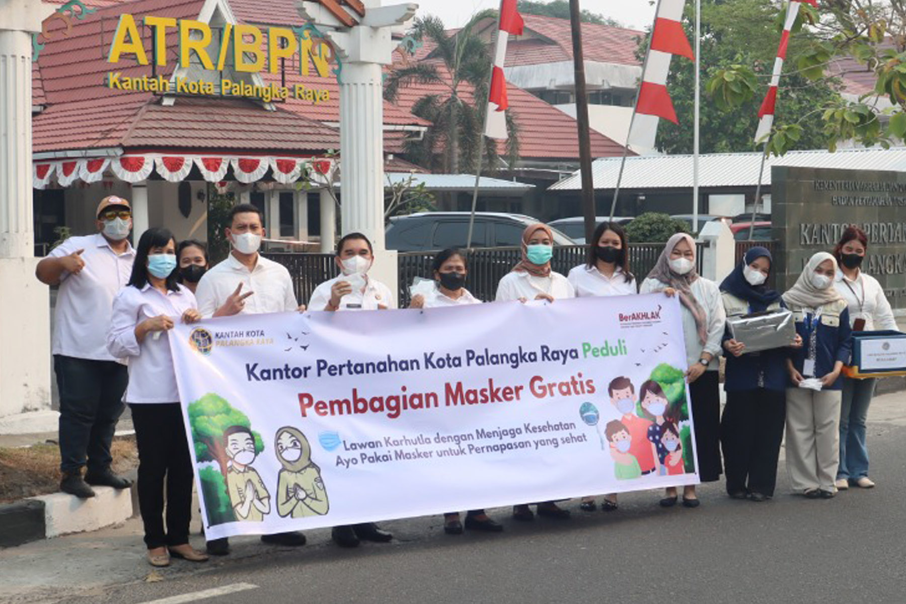 Peduli kabut asap, jajaran Kantor Pertanahan Kota Palangka Raya bagikan masker gratis ke pengendara.