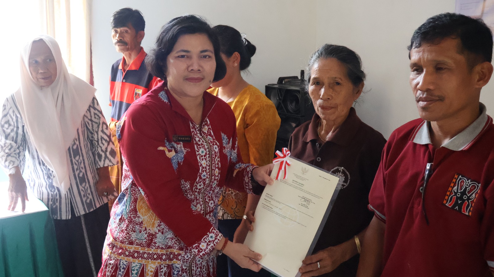 Kepala Kantor Pertanahan Kabupaten Tana Toraja, Mariana Derlan Masia Harahap, S.Sos., M.Si., serahkan sertifikat PTSL