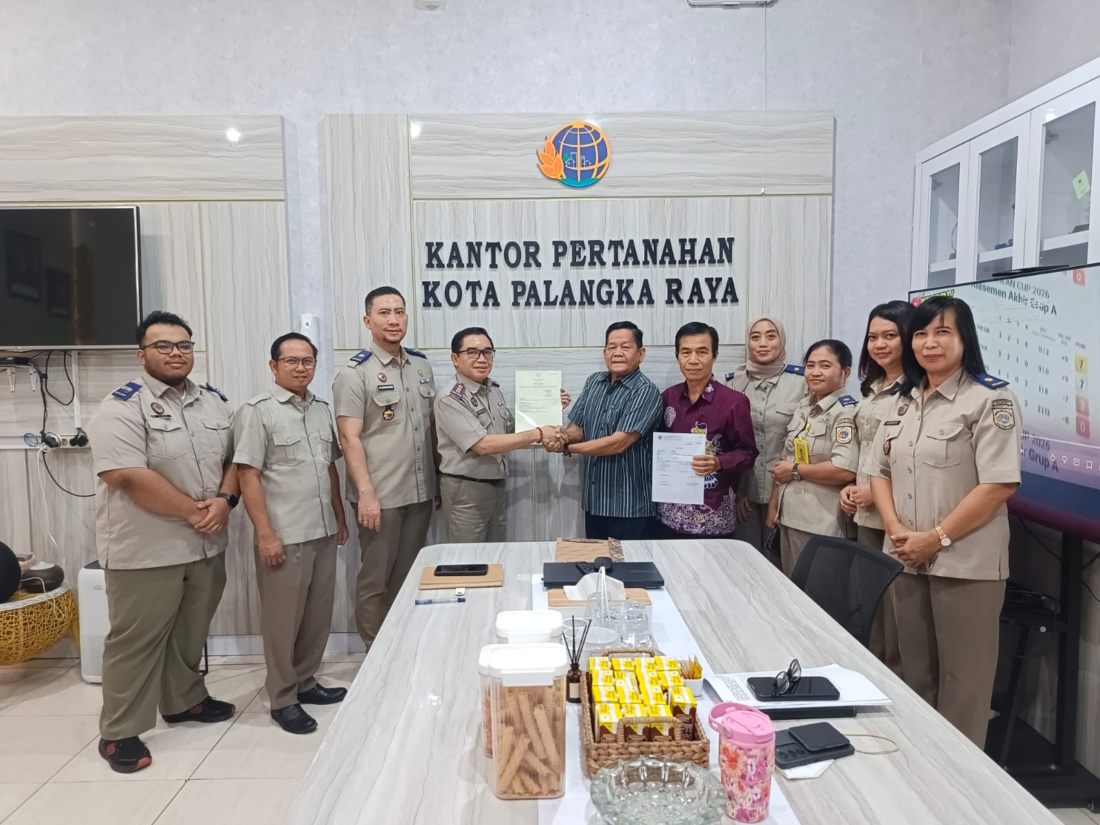 Kantah Palangka Raya Serahkan Sertifikat Hak Milik kepada Majelis Resort GKE